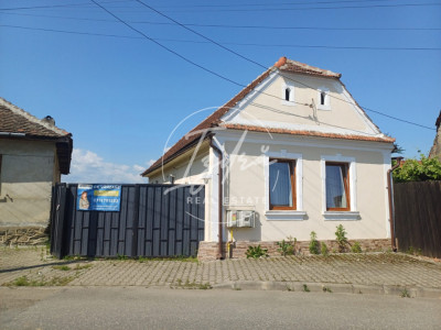 Casa cu 4 camere  si 625 mp teren in Avrig