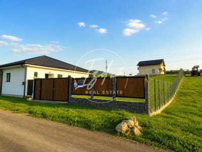 Teren intravilan 769 mp cu priveliște către munți și pădure 