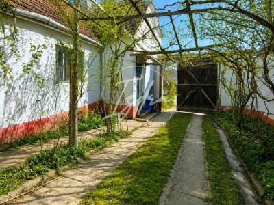 Casa de vanzare la tara cu 1303 mp teren